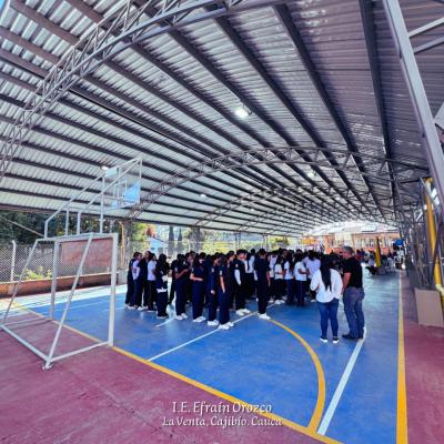 554 estudiantes de la I.E. Efraín Orozco de Cajibío, Cauca, fueron beneficiados con la adecuación e iluminación de una cancha múltiple. - 8-1